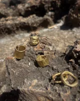 Anillo de diseño enlazado con textura irregular, realizado a mano en bronce. Presenta un diseño abierto que permite regular su tamaño con suavidad.