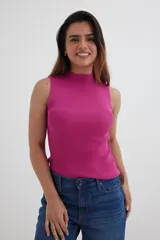 Musculosa de tejido de punto color fucsia, con cuello alto.