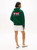 Buzo verde con capucha y cordón distintivo, bolsillo canguro, puños y bajo de punto canalé, logo oversize de Tommy Hilfiger en la manga y la parte trasera, parche con logo de Tommy Hilfiger en el pecho y detalles distintivos de Hilfiger Sailing.