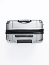 Valija rígida plateada de 28 pulgadas con diseño geométrico en el frente, manija retráctil superior, manija lateral y cuatro ruedas dobles.