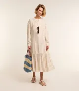 Vestido midi chemise de Marfinno, confeccionado en mezcla de viscosa y lino con diseño de rayas verticales en tonos beige y azul. Presenta cuello redondo con abertura en V y botones frontales parciales, mangas largas y corte holgado con un volante fruncido en el bajo.