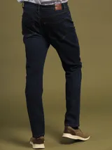 Pantalón de jean azul oscuro, de corte recto.