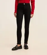 Pantalón skinny negro de sarga con elastano y cintura alta, con bolsillos delanteros y traseros.
