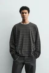 Camiseta relaxed fit de manga larga, color gris oscuro con rayas horizontales negras y efecto lavado.
