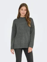 Sweater de punto gris oscuro con cuello alto, manga larga y diseño holgado. Presenta puños y cuello acanalados, con una textura suave y cómoda.