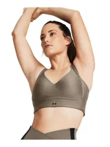 Top deportivo de bajo impacto Under Armour, color verde oliva, con escote en V y diseño de espalda con tirantes finos. Cuenta con almohadillas moldeadas integradas y banda elástica inferior con logo de la marca.