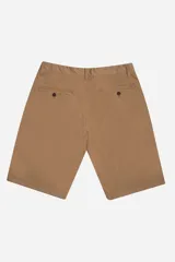 Bermuda tipo chino de algodón con cierre de botón y cremallera, bolsillos laterales y traseros, y diseño de corte recto.