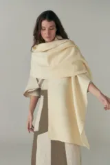 Chal unisex de lana fina sin teñir, realizado con retazos de telas diseñadas exclusivamente por Don Baez.