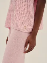 Pantalón de punto negro con cintura elástica y terminación en crochet color crudo.