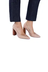 Stilettos de cuero natural con textura de reptil en color nude, con punta fina y taco cuadrado de madera en tono natural.