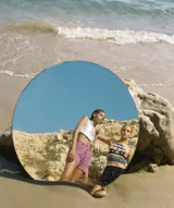 Short tejido al crochet color lila, con cintura elastizada y cordón ajustable.