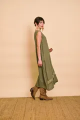 Vestido midi sin mangas de color azul, con escote en V y detalles de flecos y lentejuelas brillantes en el frente y el borde inferior.