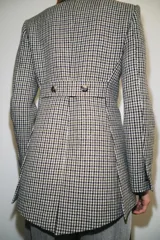 Blazer Zara de corte asimétrico confeccionado en tejido con lana. Presenta un diseño de cuadros, cuello con solapas de muesca, manga larga y cierre frontal cruzado con botones. El bajo es asimétrico con una abertura pronunciada en la espalda y cuenta con forro interior.