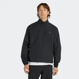 Campera deportiva New Balance de corte moderno, color negro, con cuello alto, cierre frontal completo y mangas largas con puños elásticos. Presenta bolsillos laterales con cierre y logo de la marca en tono mate en el pecho.
