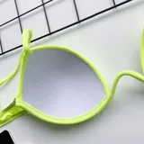 Conjunto de bikini color lila, compuesto por un soutien con aro y tirantes finos regulables, y una bombacha colaless de tiro medio.
