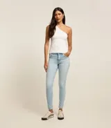 Pantalón skinny de jeans celeste claro con elastano, tiro medio, bolsillos delanteros y traseros, cierre con botón y cremallera.
