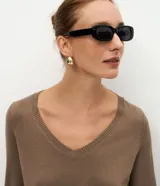 Blusa básica de punto leve color marrón, con escote en V, mangas largas y cuello con textura acanalada. Presenta un corte regular y diseño liso.