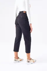 Pantalón cargo color verde oliva, de corte recto, con bolsillos laterales y traseros.