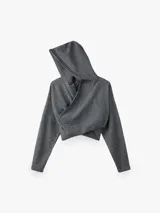 Jersey estilo sudadera gris con capucha, escote en pico y diseño cruzado en la parte frontal.