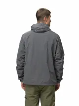 Campera rompevientos de nylon color gris, con capucha ajustable, cierre frontal completo, bolsillos laterales con cierre, puños elásticos y ruedo ajustable.