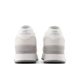 Championes New Balance 574 de dama, color blanco con detalles en gris. Presentan capellada de gamuza y mesh, entresuela con tecnología ENCAP y suela de goma.