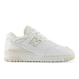 Championes New Balance 550 color blanco con detalles en beige.