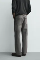 Jeans regular fit de denim de algodón en color gris con efecto lavado, tiro medio, diseño de cinco bolsillos y cierre frontal con botones.