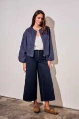 Campera bomber de algodón color azul, con diseño de bordado floral en tono sobre tono, cierre frontal y mangas largas con puños elásticos.