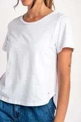 Remera blanca de algodón, de corte recto y mangas cortas.