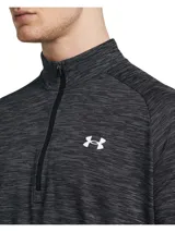 Buzo deportivo de entrenamiento Under Armour con cierre frontal parcial, cuello alto, mangas largas y diseño texturizado en tono gris oscuro. Cuenta con el logo de la marca estampado en el pecho.