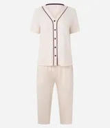 Conjunto de pijama color crema, compuesto por una blusa de manga corta con cuello en V y abotonado delantero, y un pantalón capri con cintura elástica.