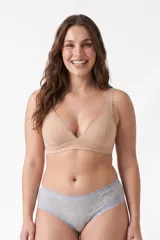 Soutien básico de algodón color blanco, con tirantes anchos y detalles de encaje en los bordes del escote y sisas.