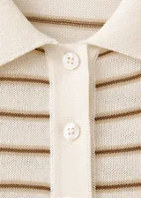 Chaleco de punto fino, de corte recto, con cuello polo, manga corta y cierre delantero con botones.