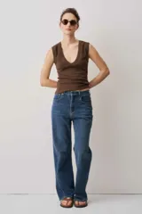 Musculosa marrón de corte ajustado y escote en V pronunciado.
