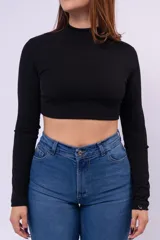 Remera crop de cuello alto y manga larga, confeccionada en algodón con lycra, con ajuste al cuerpo.
