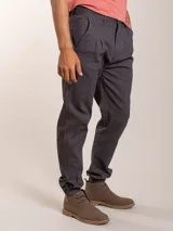 Pantalón bombacha color beige, de sarga, con pinzas en la cintura y corte tapered.