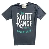 Remera gris oscuro de algodón con estampa frontal en blanco y turquesa que dice 'The South Range Adventures'.