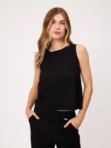 Musculosa de lino color verde claro, con cuello redondo y diseño holgado.