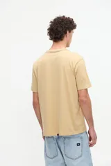 Remera de manga corta color azul con cuello redondo y media cartera de botones.