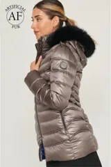 Campera negra con diseño acolchado en ondas, cierre central con cremallera de doble carro, bolsillos y capucha desmontable con pelo sintético negro.