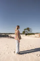 Chaleco bordado a mano con flores y mostacillas al estilo hindú.