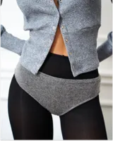 Cardigan gris de manga larga con hilera de botones broche a lo largo de toda la prenda.