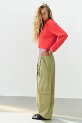 Sudadera de algodón rojo con efecto lavado, cuello redondo con capucha y abertura en V, manga larga y bajo ajustable con cordones.