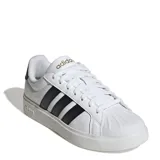 Championes urbanos Adidas modelo Streettalk, color blanco con las icónicas tres tiras laterales en negro. Presentan puntera con relieve, cierre por cordones y suela de goma resistente.