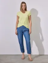 Remera color verde claro en tejido rib, con escote en V, manga corta y terminación anudada en el ruedo.