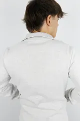 Campera gris claro melange con cierre frontal, cuello alto y bolsillos laterales.