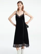 Vestido lencero largo color marrón, de terciopelo con breteles finos regulables y detalles de encaje en escote y ruedo.