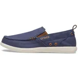 Mocasín Crocs modelo Walu Syn de estilo náutico, confeccionado en lona azul con detalles en color marrón. Presenta suela de material Croslite flexible y diseño slip-on con ojales decorativos laterales.