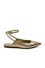 Zapatos planos marca Free People modelo Jules Point, color dorado metalizado, con punta fina, talón descubierto y tira ajustable con hebilla al tobillo.