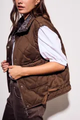 Chaleco reversible de algodón con acabado lavado y diseño acolchado con pespuntes ondulados. Presenta cuello alto con cordón ajustable, cierre frontal de cremallera y botones a presión, bolsillos delanteros tipo parche y cordón de ajuste en el bajo.